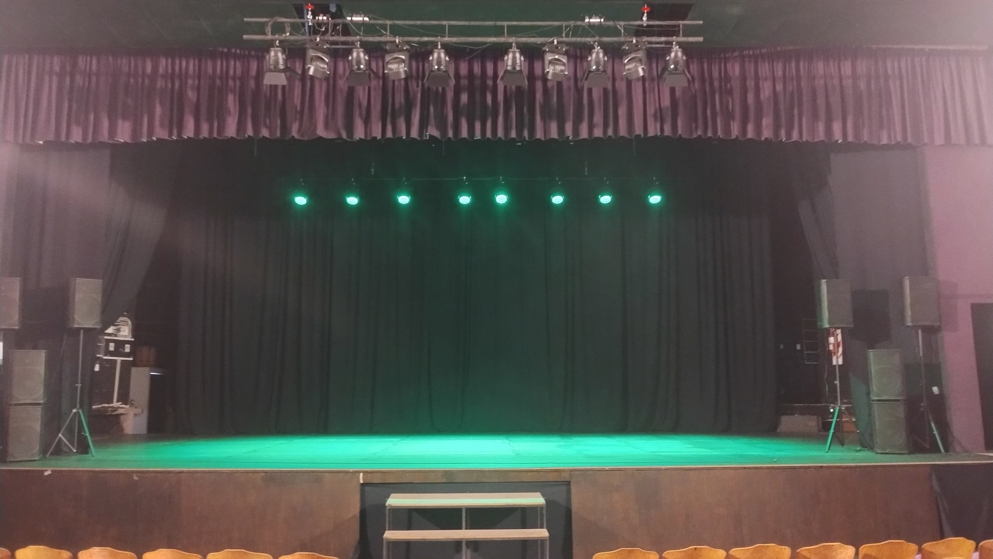 Telón y luces del escenario del Teatro ADN