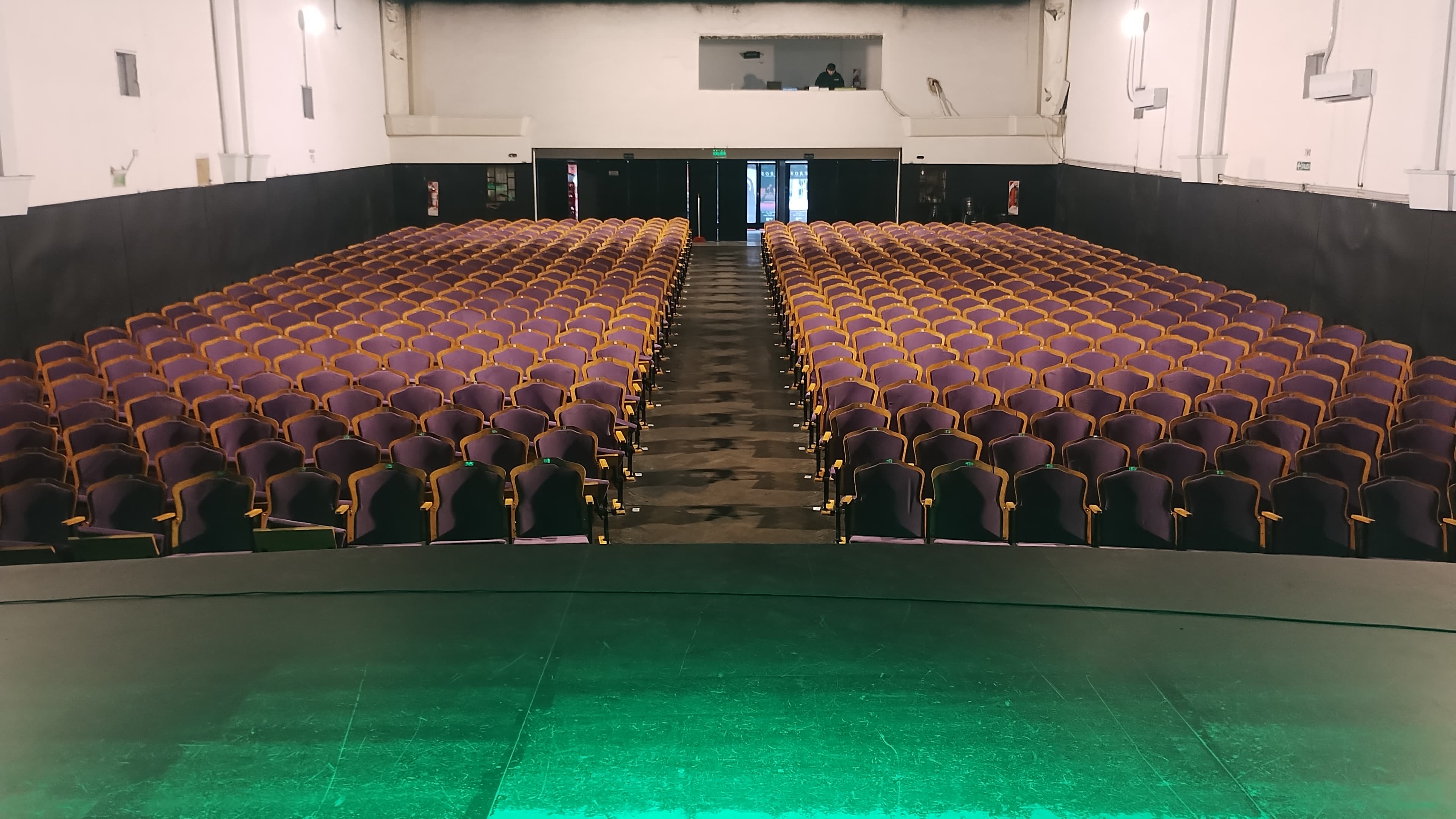 Vista desde el escenario del Teatro ADN hacia la sala vacía